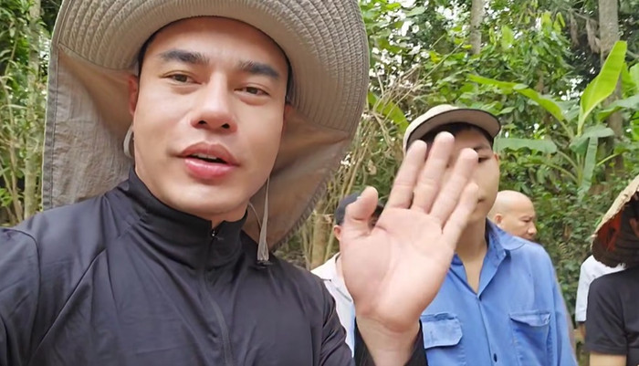 Lê Dương Bảo Lâm liên tục cập nhật hành trình hỗ trợ người dân sau bão số 3.