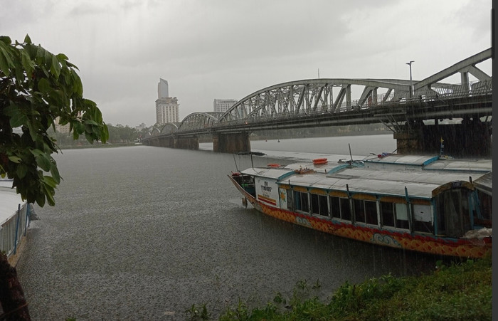 Trên đất liền, các tỉnh từ Hà Tĩnh đến Quảng Ngãi sẽ chịu ảnh hưởng trực tiếp với gió mạnh cấp 6-7, vùng tâm bão có thể lên đến cấp 8, giật cấp 10.