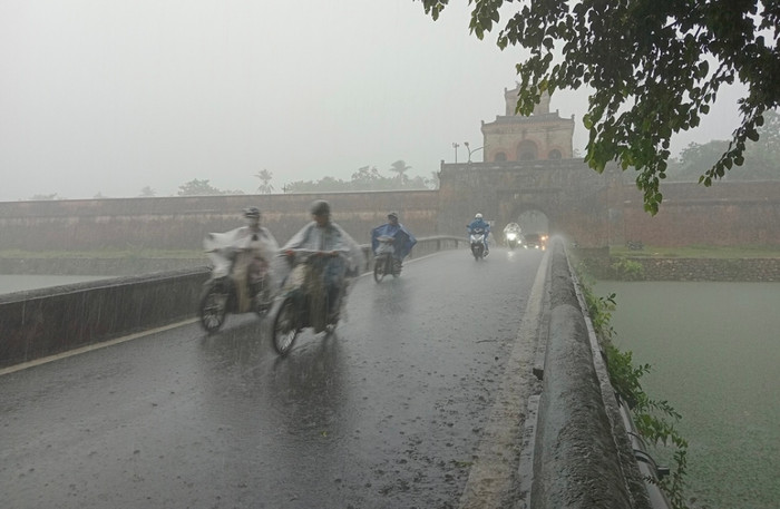 Do ảnh hưởng của bão, mưa lớn xuất hiện ở Huế vào sáng nay.