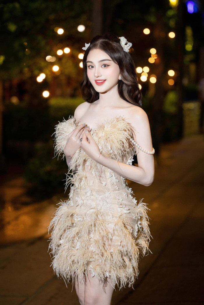 Lâm Khánh Chi thừa nhận cô đơn, mệt mỏi vì khi phải làm việc và chăm sóc con trai một mình sau 3 năm chia tay chồng cũ. 