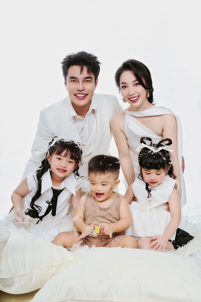 Gin Tuấn Kiệt cho đồng nghiệp nằm lên đùi khi vắng Puka, hành động tình tứ của cả hai gây bàn tán Ảnh 2