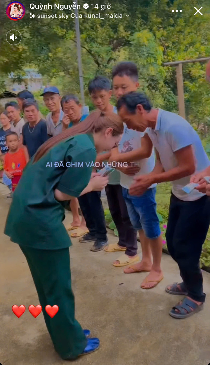 Quỳnh Kool cúi gập người khi đi phát tiền từ thiện