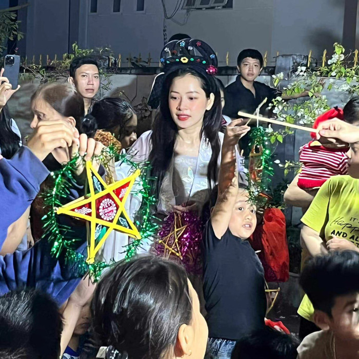 Showbiz 19/9: Chi Pu hoá thân thành chị Hằng để biểu diễn cho các em nhỏ tại chùa An Sơn. Ảnh: FBNV