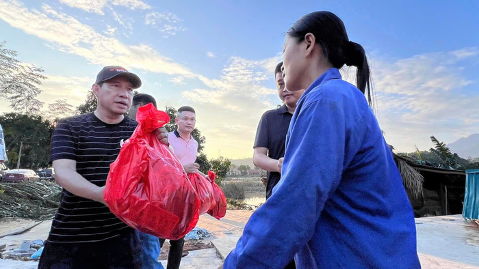 Nam diễn  viên lăn xả, chung tay hỗ trợ nhiều người dân vượt qua giai đoạn khó khăn.