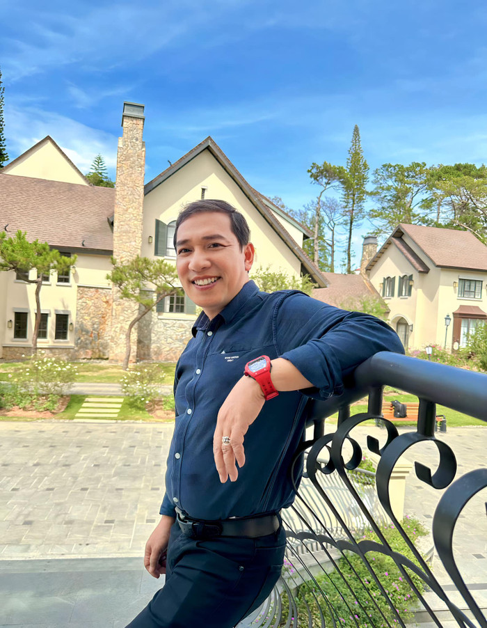 Nam diễn viên bền bỉ hoạt động nghệ thuật, cống hiến cho khán giả.