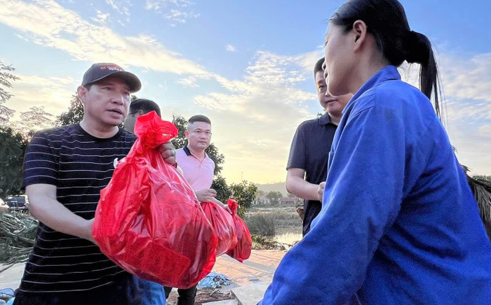 Nam diễn viên lội suối, vượt bùn cứu trợ bà con vùng lũ, từng có lúc cát xê không đủ đổ xăng Ảnh 2