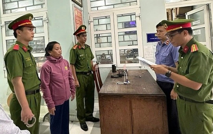 Bà Lại bị Cơ quan CSĐT Công an tỉnh Bình Thuận đọc lệnh bắt tạm giam (Ảnh: Công an Bình Thuận).