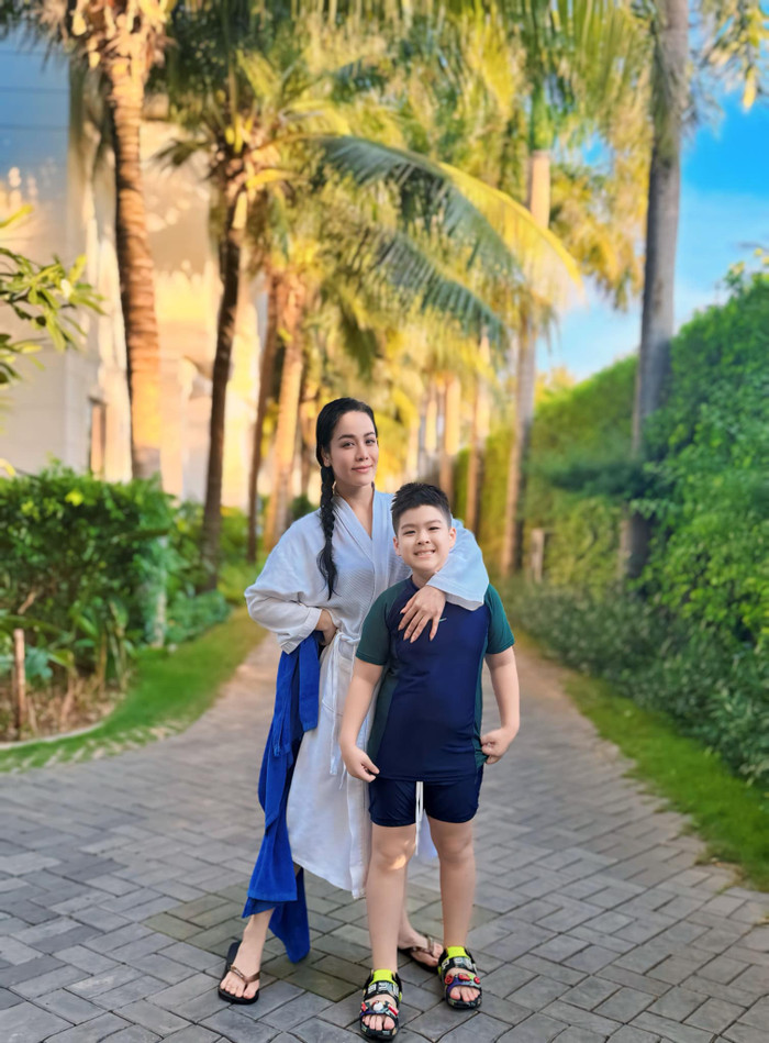 Nhật Kim Anh và con trai đầu lòng trong chuyến du lịch vừa qua.