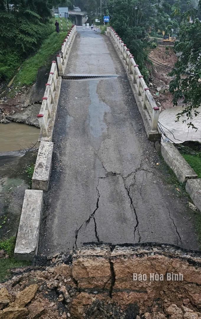 Cây cầu có hiện tượng nứt từ ban đêm (Ảnh Công an Hòa Bình).