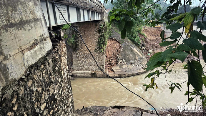 Trước đó, các lực lượng chức năng đã căng dây cảnh báo, cấm người và phương tiện lưu thông trên cầu. Thời điểm cầu sập không xảy ra thiệt hại về người và phương tiện.
