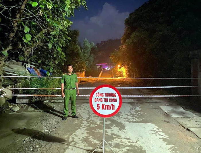 Lực lượng công an cấm đường vào cầu Ngòi Móng (Ảnh: Công an Hòa Bình).