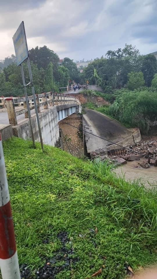 Rạng sáng nay, cây cầu Ngòi Móng bị sập ở phần đầu (Ảnh Công an Hòa Bình)