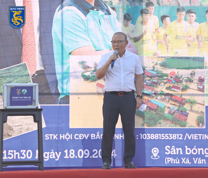 HLV Park Hang Seo chung tay cùng đội Bắc Ninh quyên góp được gần 700 triệu đồng cho bà con vùng lũ. Ảnh: Bắc Ninh FC