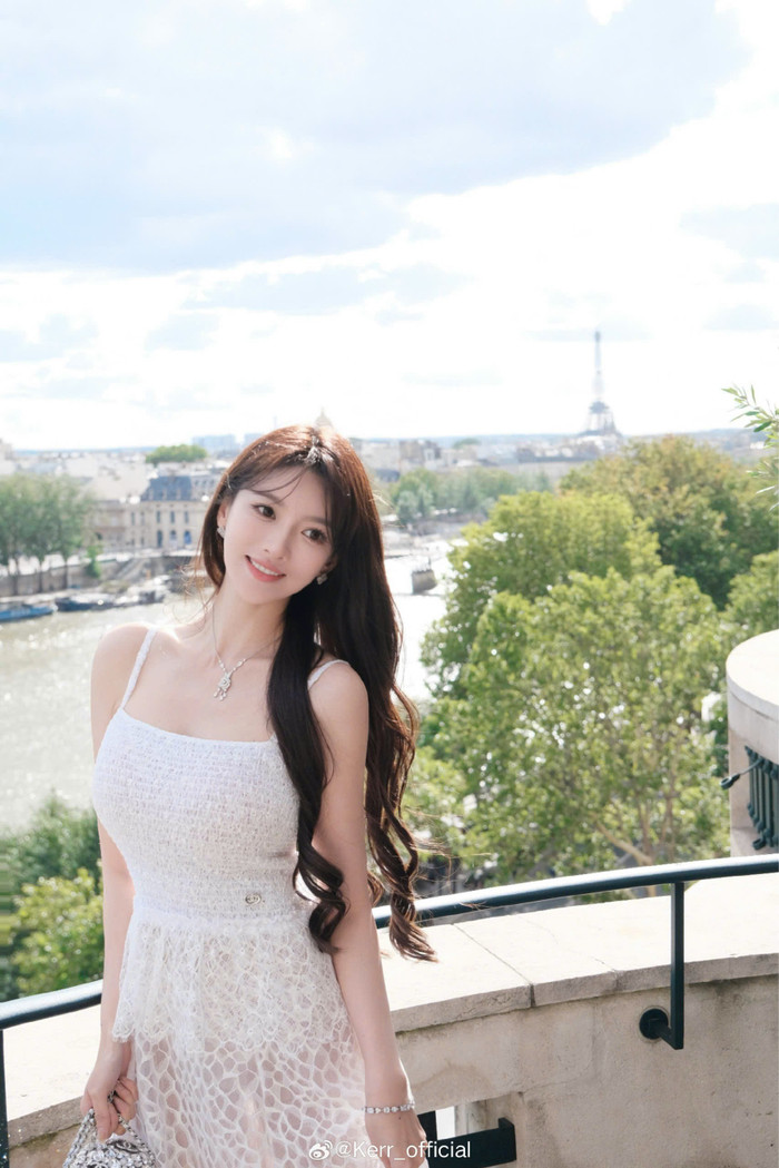 Thông tin Huỳnh Hiểu Minh công khai bạn gái mới thu hút sự chú ý của công chúng những giờ qua. Ngôi sao Hoa ngữ viết trên trang cá nhân: “Xin lỗi vì đã chiếm dụng tài nguyên công cộng. Mọi người đừng đoán nữa. Tôi và Diệp Kha ở bên nhau rồi”.