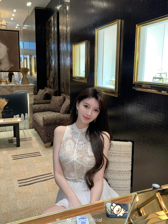 Người đẹp họ Diệp thu hút ánh nhìn với ngũ quan hài hòa và vóc dáng gợi cảm. Đôi mắt sáng, to tròn được xem là ưu điểm trong mỗi khung ảnh chân dung của cô.