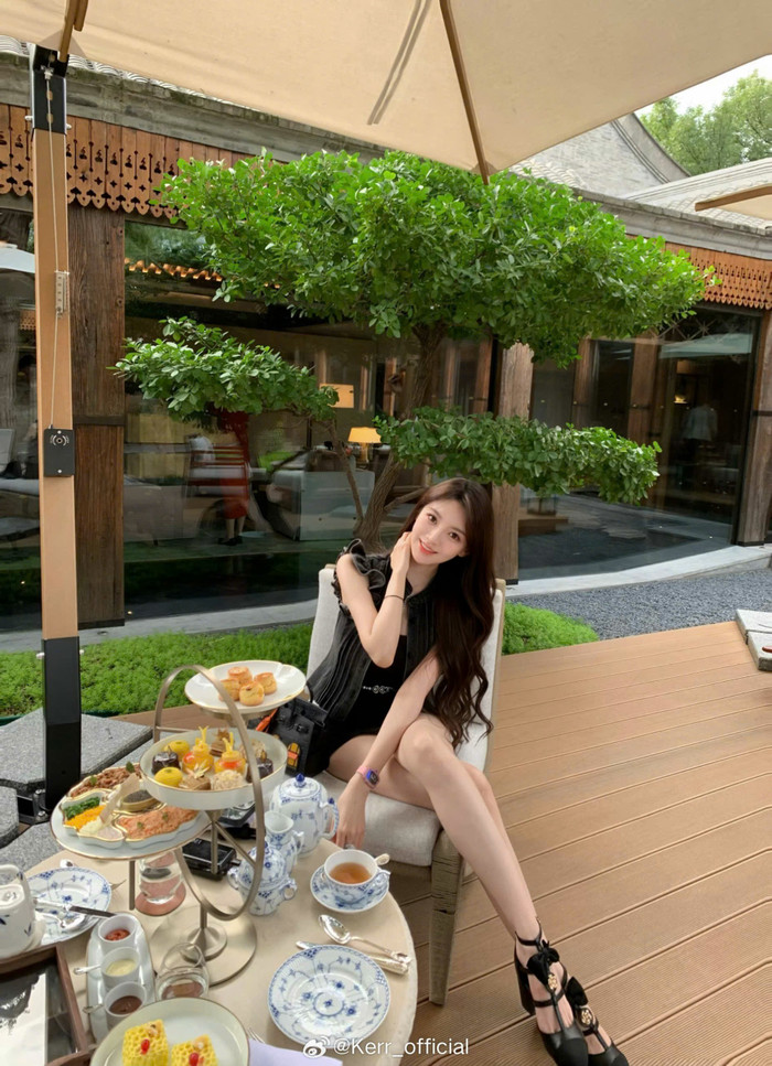 Gu thời trang ton sur ton của bạn gái mới Huỳnh Hiểu Minh không chỉ được đồng bộ màu sắc trang phục, mà còn thể hiện qua cách lựa chọn phụ kiện. Ở khung hình lần này, Diệp Kha đã phối items có cùng chất liệu cũng như điểm nhấn ánh kim.