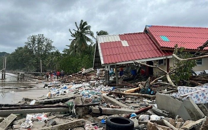 Sóng biển ập vào đánh sập nhà cửa, người dân khóc nấc vì mất trắng tài sản trong chớp mắt Ảnh 2