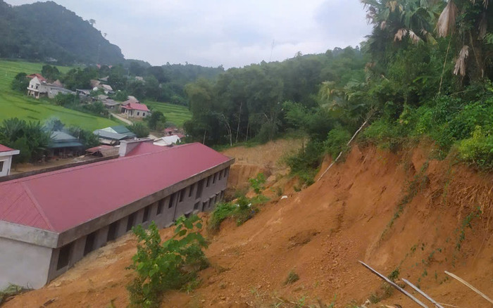 Sạt lở đất ở Thanh Hóa, một ngôi trường bị xô nghiêng Ảnh 2