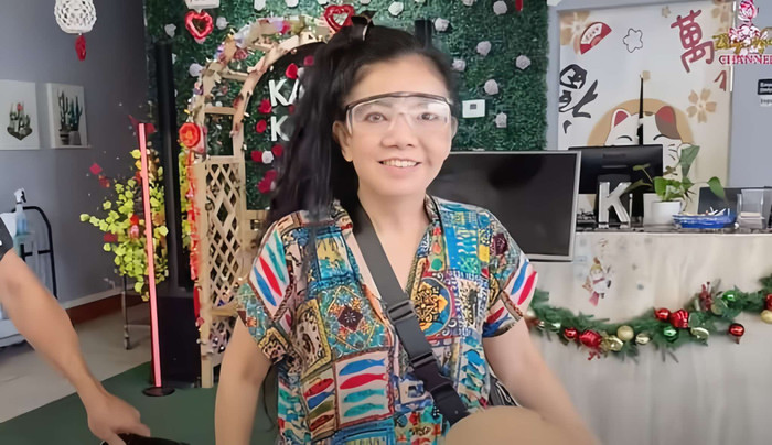 Mẹ ruột Kasim Hoàng Vũ tiết lộ con trai chịu đau đớn trong thời gian qua những vẫn cố gắng đứng bếp nấu ăn. Bà vừa từ Việt Nam qua, phụ giúp và chăm sóc con trong thời gian này. 