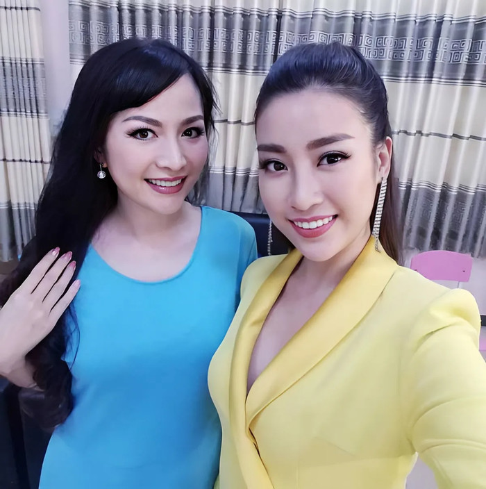 Hoa hậu Thiên Nga gặp gỡ và đọ sắc cùng 'đàn em' Đỗ Mỹ Linh. 