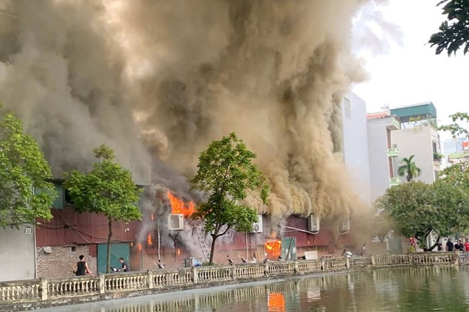 Cột khói bốc lên ngùn ngụt do đám cháy lớn. Ảnh: báo Lao Động