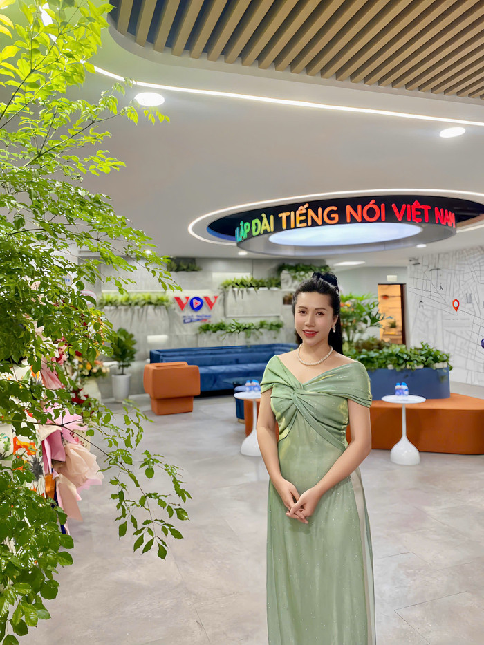 Hồng Nhung là cái tên quen thuộc với khán thính giả của VOV Giao thông. 