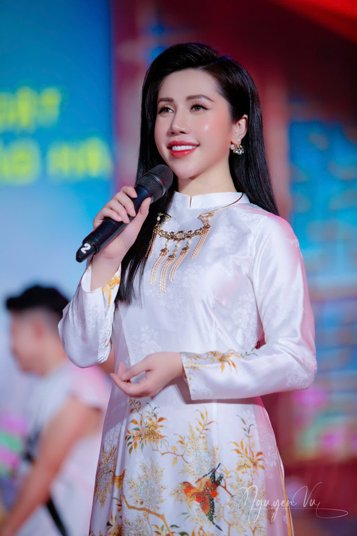 Hồng Nhung nói có lúc cô thấy chính mình trong quá trình dẫn.