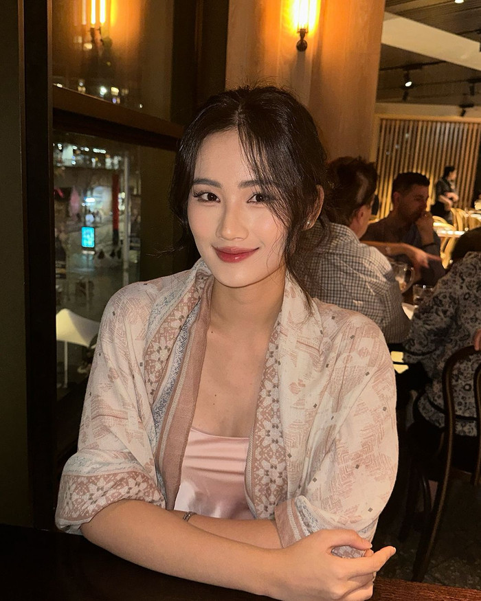 Môi son đỏ mọng giúp tạo hình của Hoa hậu Ý Nhi thêm phần cuốn hút.