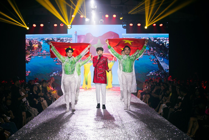 Ca khúc Xin chào Việt Nam thể hiện niềm tự hào dân tộc.