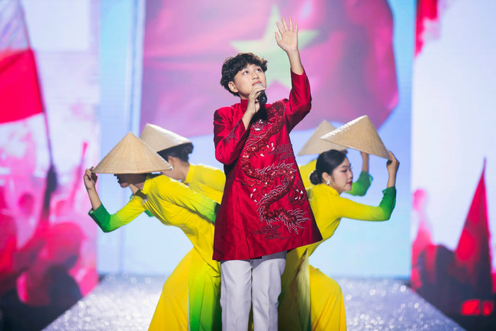 Học trò Xuân Lan - Trọng Phương trình diễn Xin chào Việt Nam mới đây khiến khán giả 'sởn da gà'.