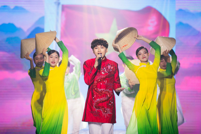 Không chỉ hát, Trọng Phương còn là một người mẫu, thường xuyên xuất hiện trong những show diễn thời trang.