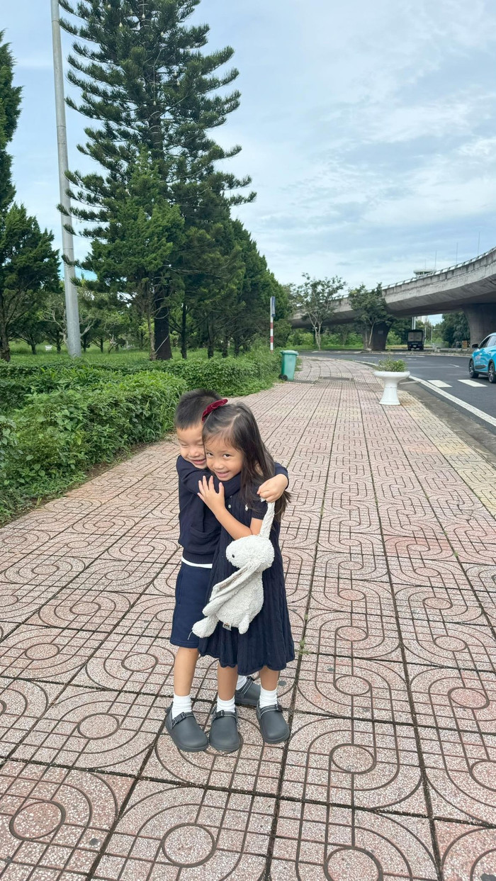 2 con của Hồ Ngọc Hà rất tình cảm, hiểu chuyện.