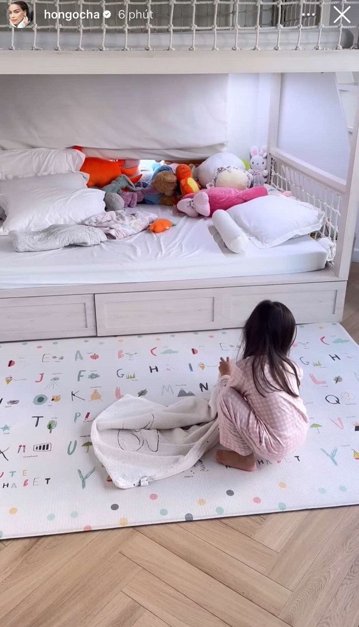 Con gái của Hồ Ngọc Hà ngoan ngoãn, tự lập gấp gọn chăn mền khi vừa ngủ dậy.