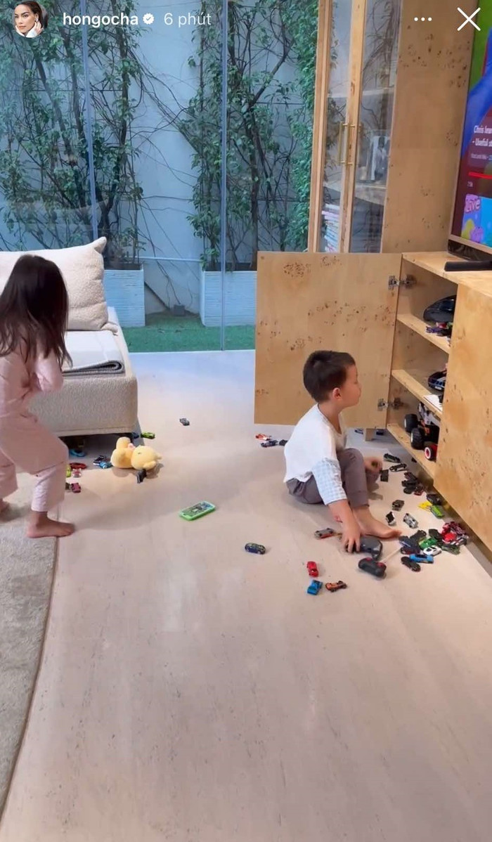 Leon - con trai út của Hồ Ngọc Hà cũng ngoan ngoãn tự dọn đồ chơi gọn gàng vào tủ. 