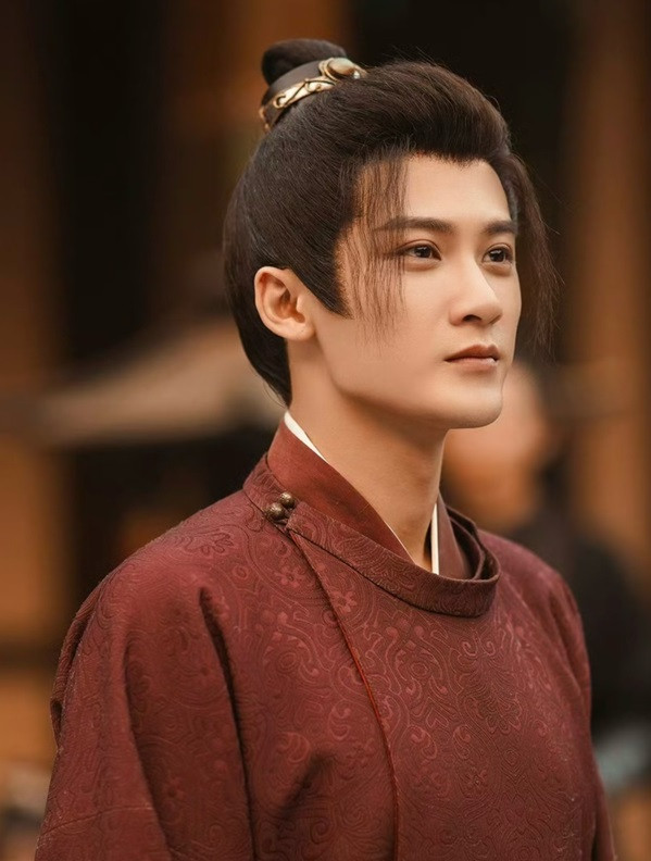 Đàn Kiện Thứ là nam diễn viên thu hút nhiều fan nhất trong tháng 8. 