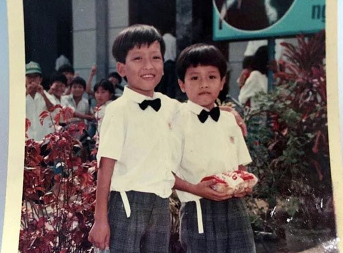 Trường Giang (người đầu tiên từ trái sang phải), sinh ra trong gia đình nghèo. Từ nhỏ, anh đã phải làm việc vất vả để phụ giúp gia đình. 