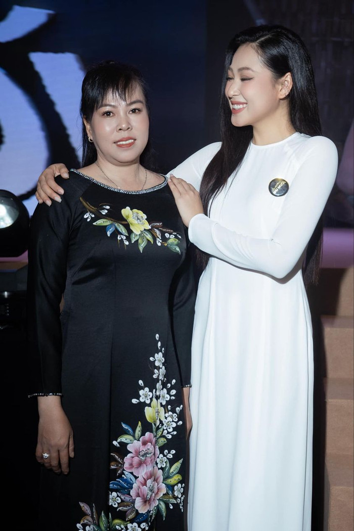 Nữ chính Hai Muối nhí nhảnh bên mẹ ruột.