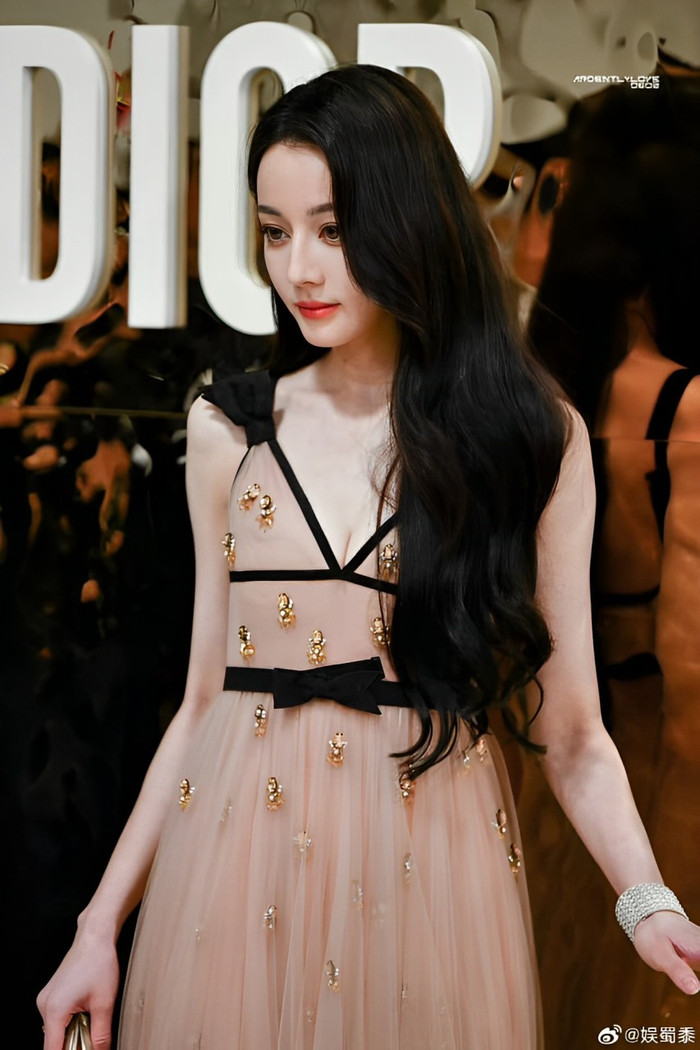 Địch Lệ Nhiệt Ba diện đồ xẻ sâu khoe 'tuyết lê' quyến rũ.