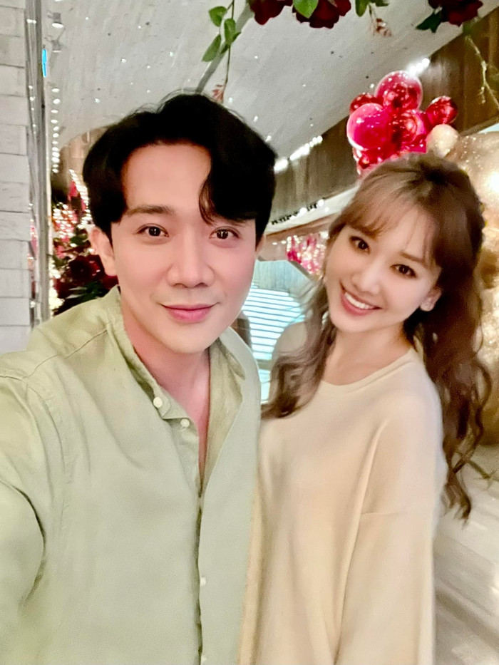 Vợ chồng Trấn Thành - Hari Won thường xuyên 'gây sốt' mạng xã hội với những đoạn clip tấu hài mỗi khi ở nhà.