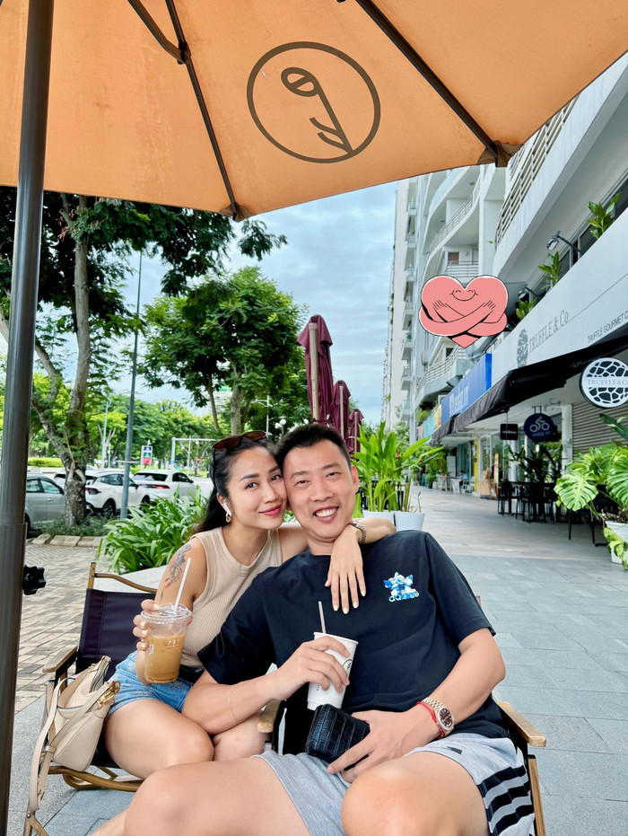 Ốc Thanh Vân và chồng trốn con đi hẹn hò.