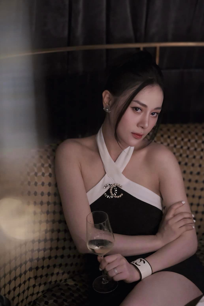 Lần khác, Phương Oanh gây chú ý với bộ cánh cực sang chảnh khi đi chơi cùng ông xã. Cô nàng khoác trên người mẫu đầm ngắn trắng đen, cổ yếm để lộ bờ vai mắc áo, phối thêm cài áo và vòng tay Chanel 'ton-sur-ton'. 