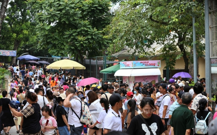 Hàng nghìn người dân Hà Nội, TP.HCM tham quan dịp lễ, xếp hàng chật kín từ 6 giờ sáng Ảnh 2