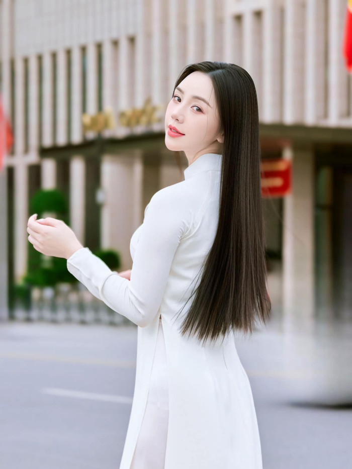Quỳnh Kool tung bộ ảnh chúc mừng Ngày Quốc khánh (2/9). Nữ diễn viên diện áo dài trắng, khoe nét đẹp nền nã, trong veo tựa 'thần tiên tỷ tỷ'. Ngoài vóc dáng chuẩn chỉnh, vòng nào ra vòng đó cùng gương mặt xinh xắn, Quỳnh Kool còn ghi điểm bởi hai yếu tố. Đầu tiên chính là làn da trắng sáng, mịn màng không chút tì vết. Không những vậy, Quỳnh Kool còn sở hữu mái tóc dài thướt tha, suôn mượt.