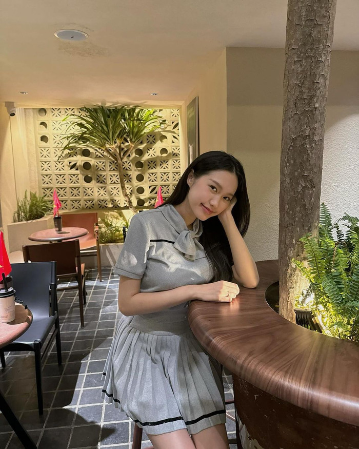 Doãn Hải My - vợ Đoàn Văn Hậu diện trang phục đơn giản trong chuyến xuống phố dạo chơi cùng bạn bè. Người đẹp ghi điểm với nhan sắc trẻ trung, thần thái rạng rỡ và không có dấu hiệu sa sút phong độ dù mới chỉ trải qua việc sinh nở trong ít tháng.