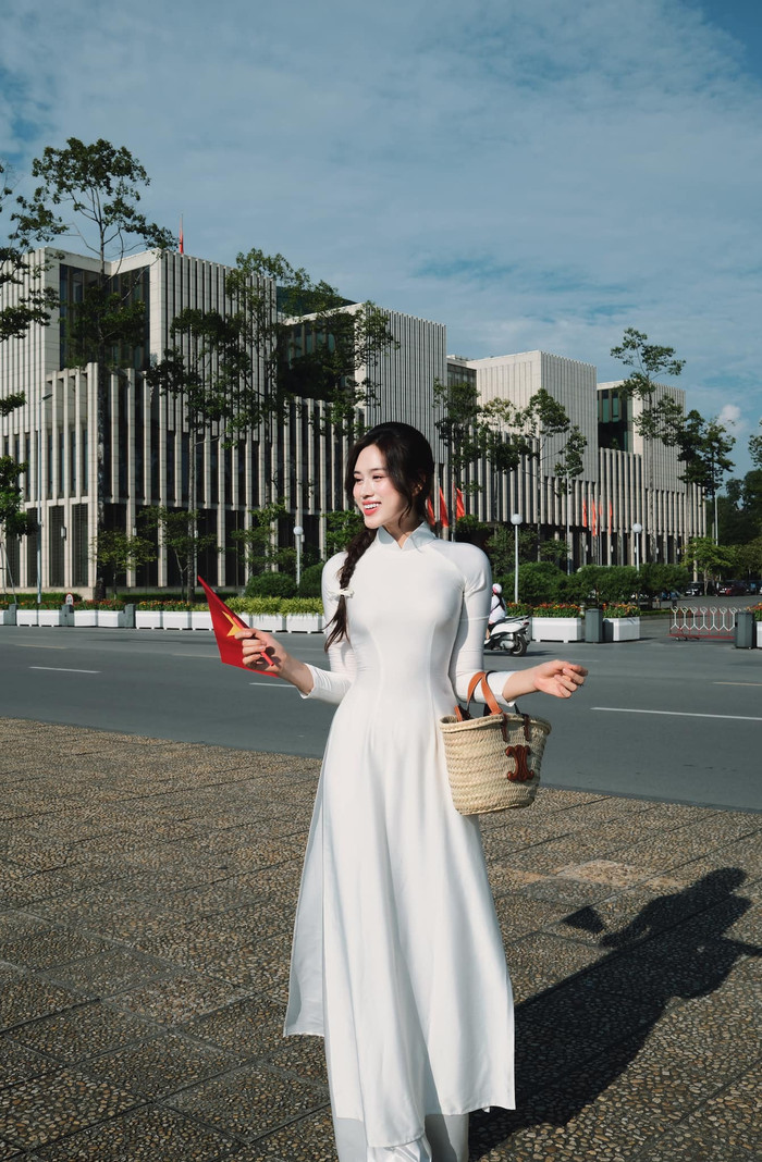 Để chào mừng Ngày Quốc khánh (2/9), Hoa hậu Đỗ Thị Hà cũng tung bộ ảnh diện áo dài trắng nền nã, thướt tha. Trong khoảnh khắc này, nàng hậu xứ Thanh quay mặt 45 độ, khoe khéo góc nghiêng ấn tượng cùng những đường nét gương mặt mềm mại. Như thường lệ, Hoa hậu Đỗ Thị Hà tiếp tục 'trưng dụng' phong cách trang điểm nhẹ nhàng, tôn lên nhan sắc xinh xắn, trẻ trung.