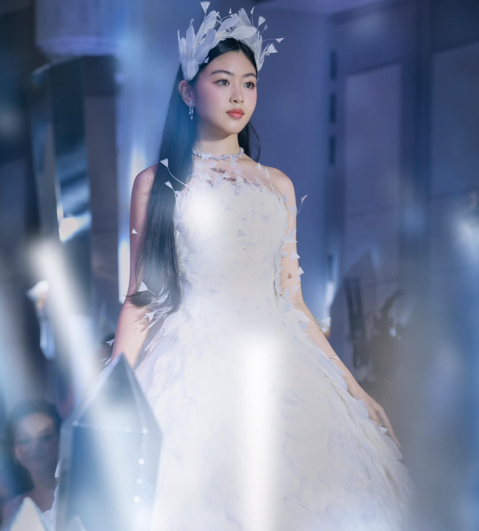 Lọ Lem - con gái Quyền Linh tung trọn bộ ảnh ghi lại những khoảnh khắc ấn tượng trong lần đầu trình diễn thời trang. Cô nàng sáng bừng 'visual' tựa nàng Lọ Lem bước ra từ câu chuyện cổ tích. Dù hình ảnh này đã trải qua khâu hậu kỳ, chỉnh sửa nhưng vẫn không khiến Lọ Lem quá khác biệt so với video mộc được khán giả quay tại thời điểm show thời trang này diễn ra.