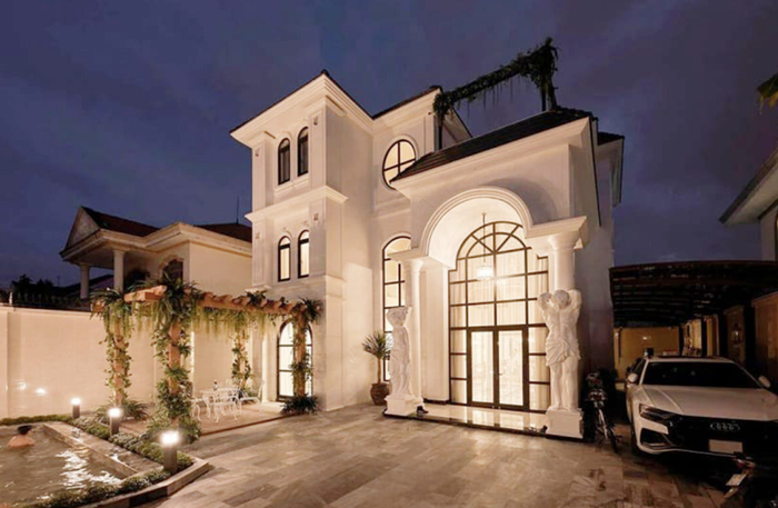 Toàn cảnh biệt thự trắng 600m2 của Lệ Quyên ở TP.HCM. 