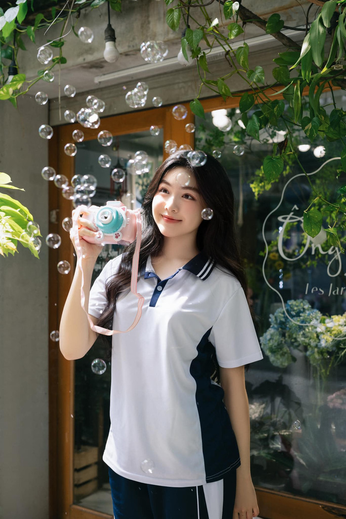 Con gái Quyền Linh sở hữu nhan sắc trong trẻo, dịu dàng. Ảnh: FBNV