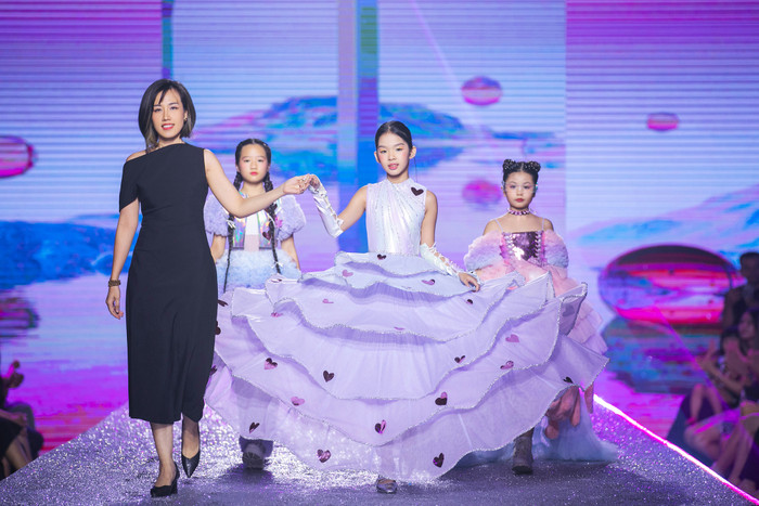 Bé Thỏ - con gái Xuân Lan cũng trình diễn ở Destination Runway Fashion Week năm nay.