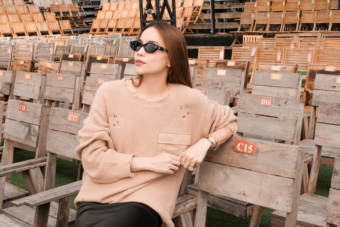 Hồ Ngọc Hà tranh thủ tập dượt trước giờ lên sân khấu. Ảnh: FBNV